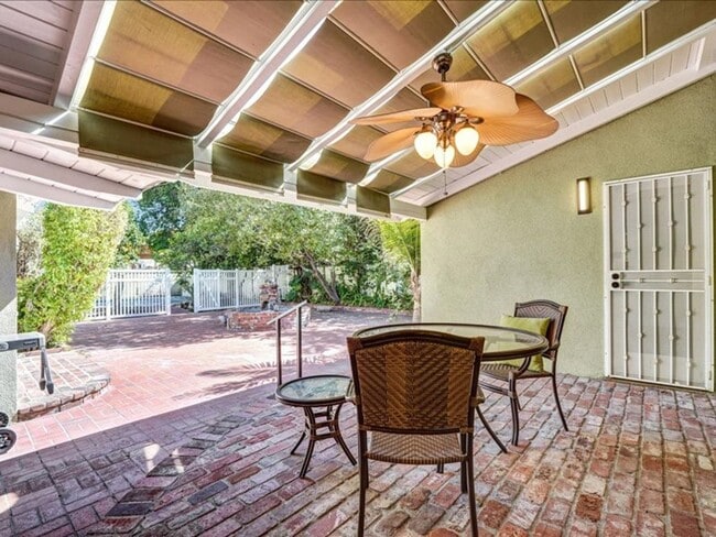 Building Photo - Welcome to this charming 3-bedroom, 2-bath...