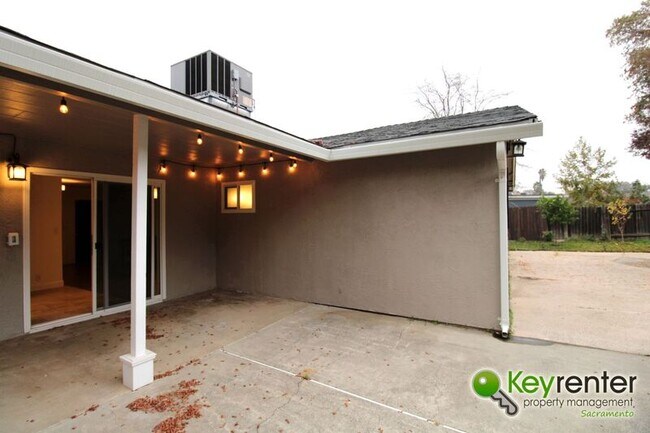 Building Photo - 8312 Camelback Ct