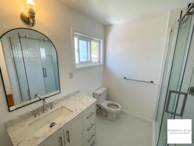 Building Photo - Walk 1 Block To Downtown! REMODELED 2BR/1B...