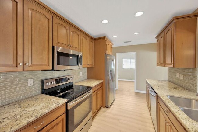 Building Photo - 2 BR, 2 BA Home in the Mainlands on the 18...