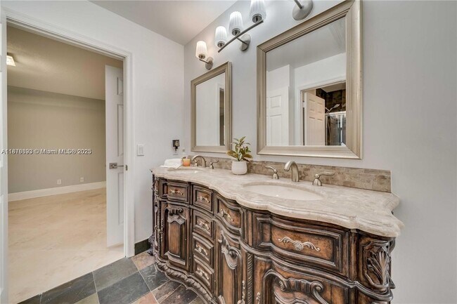 Building Photo - 1180 Manor Ct