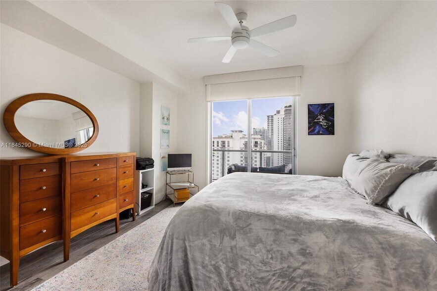 Building Photo - 1111 SW 1st Ave