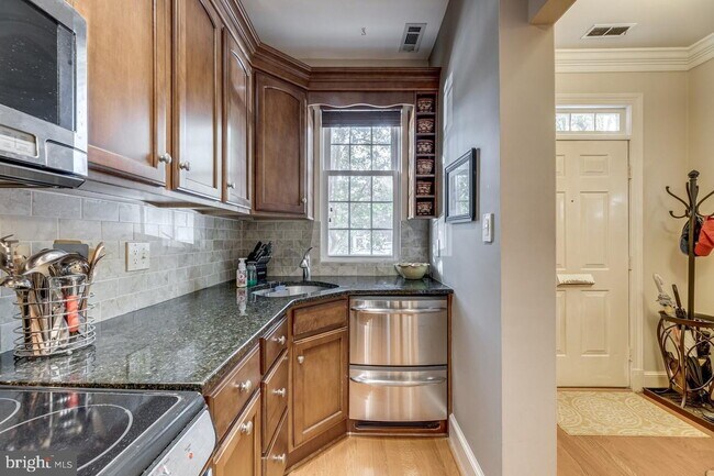 Building Photo - Waterfront Townhome Living in Sought-After Alexandria Location