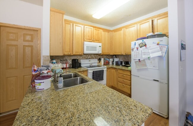 Building Photo - Rare maple grove townhouse available! 3 be...