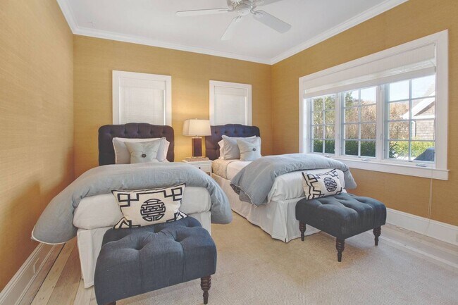 Building Photo - 121 Post Ln