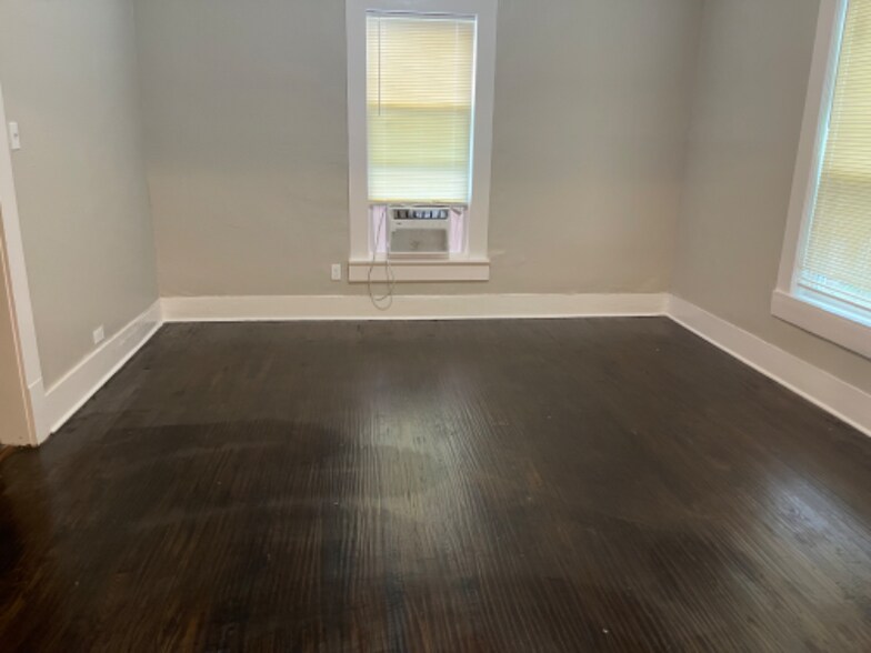 Building Photo - 534 E Sycamore St