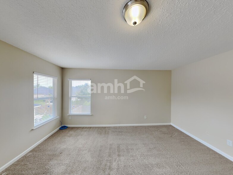 Building Photo - 664 Mackenzie Cir