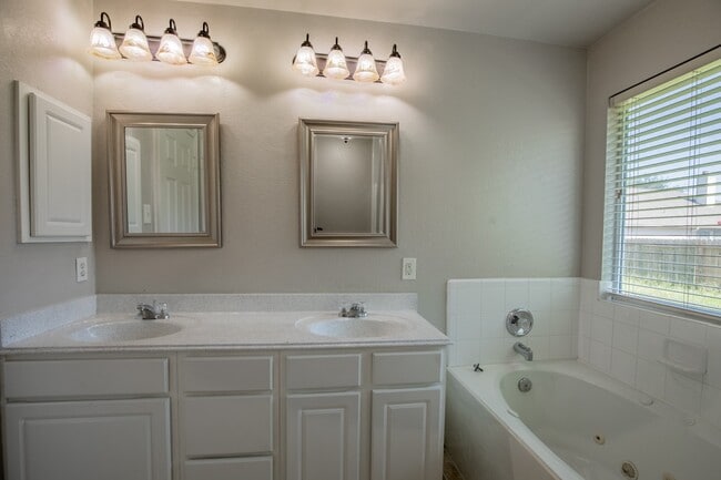 Building Photo - 21547 Sullivan Forest Dr