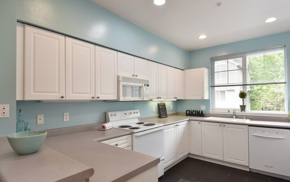 Building Photo - 16125 Juanita Woodinville Way NE