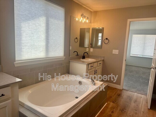 Building Photo - 2278 Stonefish Dr
