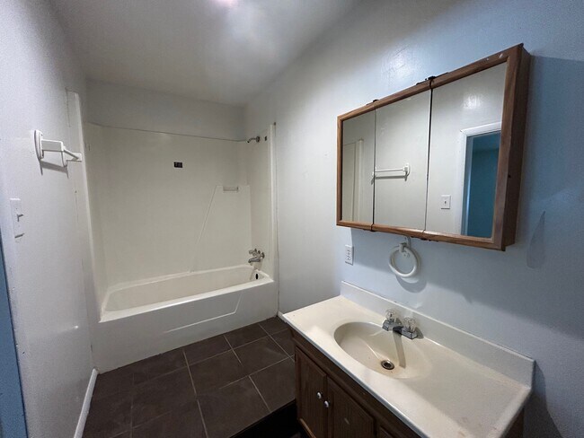 Building Photo - 712 Lakeview Dr