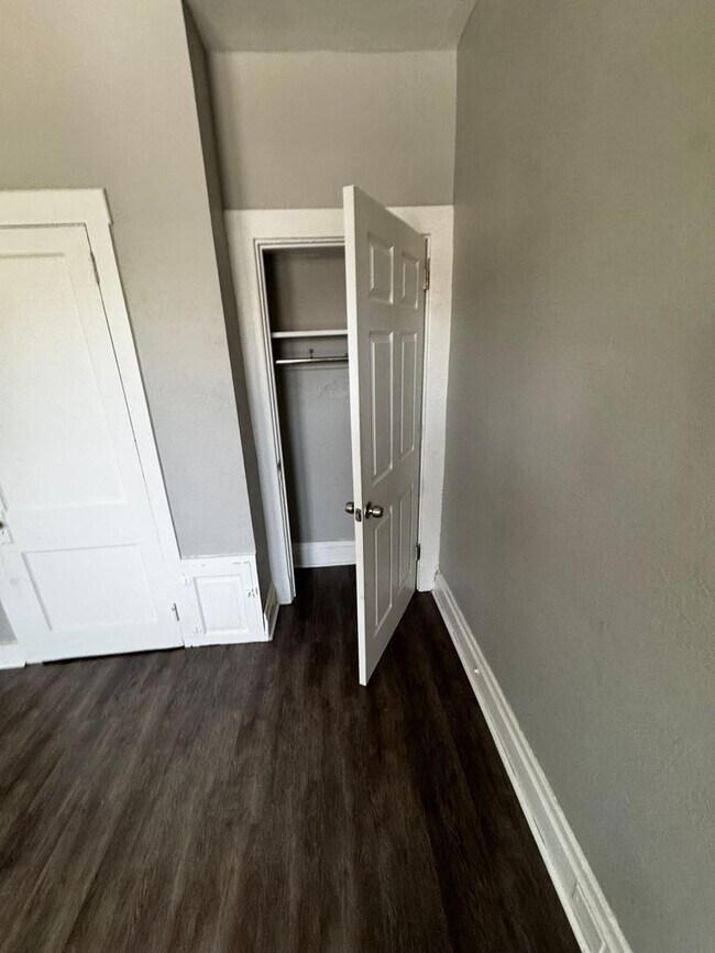 Building Photo - Newly Remodeled Two Bedroom Apartment in Squirrel Hill