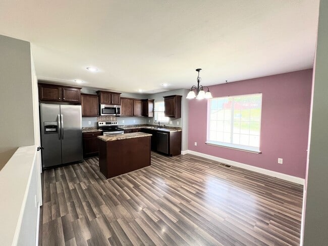 Building Photo - Fenced home close to FLW!