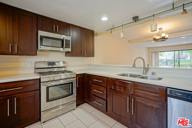 Building Photo - 5760 Owensmouth Ave