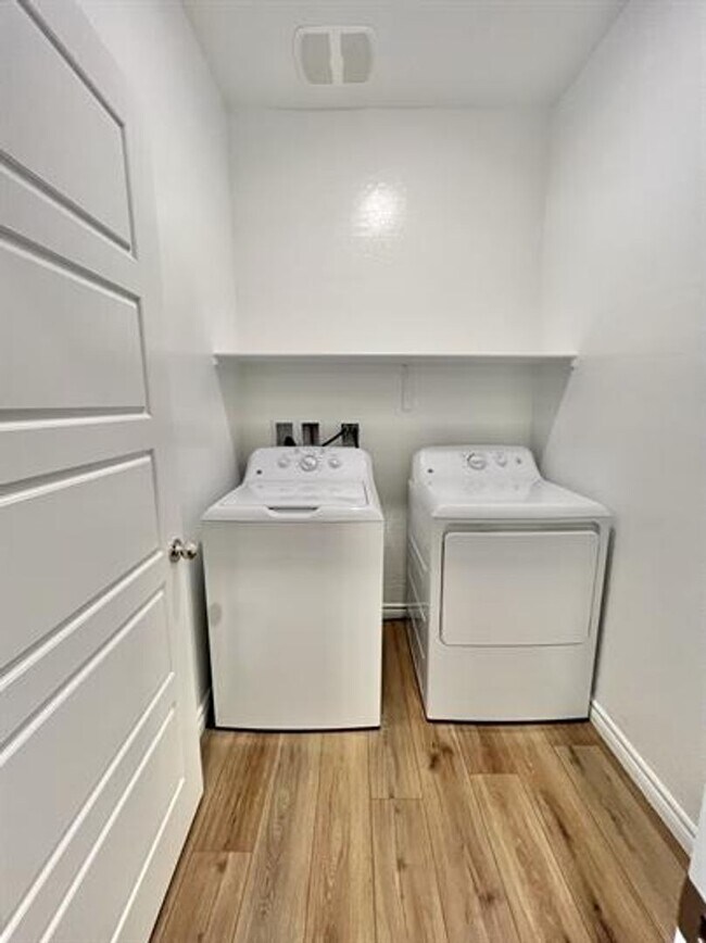 Building Photo - 3 Bedroom 2.5 Bathroom Townhome - Pet Friendly.