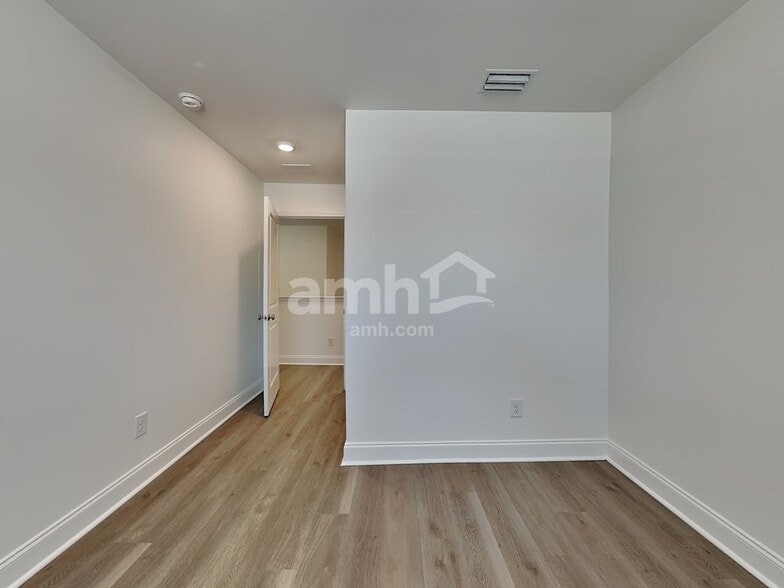 Building Photo - 551 Armstrong Curv