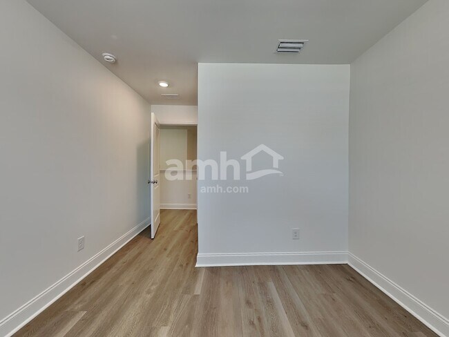 Building Photo - 551 Armstrong Curv