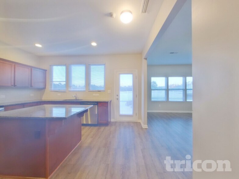 Building Photo - 3313 Pikes Peak Dr