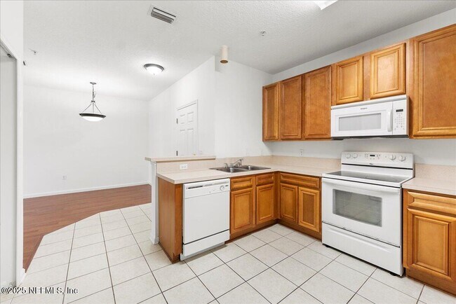Building Photo - 8215 Green Parrot Rd