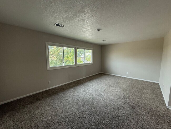 Building Photo - 2606 E Hennepin Ave