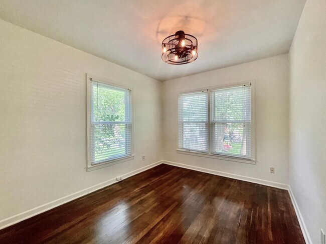 Building Photo - Fully Updated & Unbeatable Location