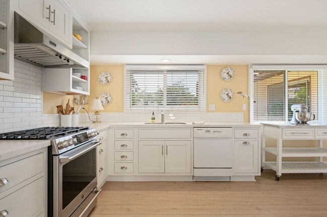 Building Photo - Beautifully updated two bedroom two bath in the heart of Santa Barbara!