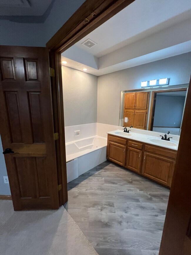 Building Photo - 5 bedroom/3 bath w/mother in law style qua...