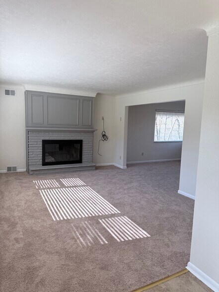 Building Photo - 3295 Woodhaven Dr