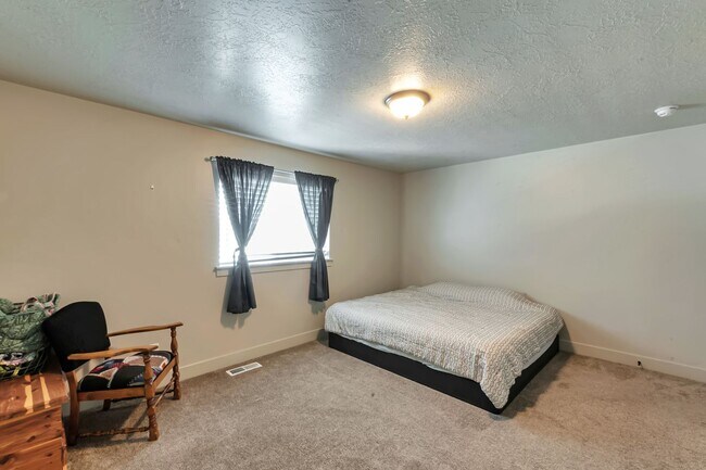 Building Photo - 154 1325 W