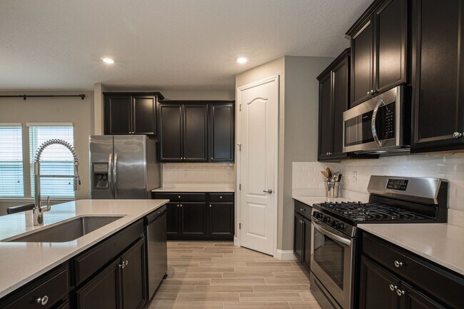 Building Photo - Stunning Home in Desirable Neighborhood
