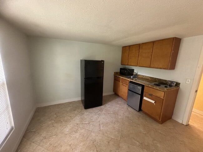 Building Photo - Rent Includes Electric and Water
