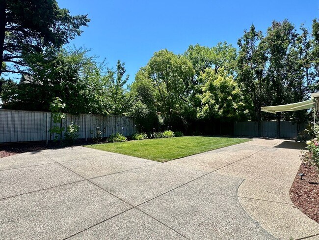 Building Photo - 388 Knowles Dr