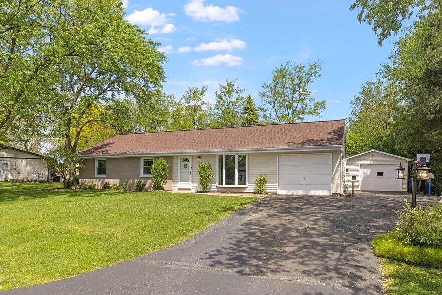 3bed 2bath ,1,430 sq feet 0.24 acre lot, detached garage. - 1002 Juniper Ln