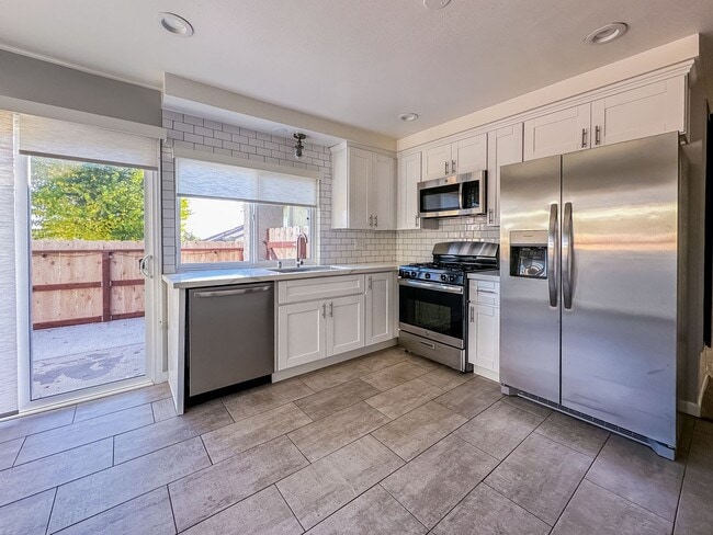 Building Photo - Completely Renovated 3+ Bed, 2 Bath Tierra...