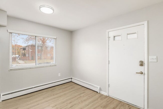 Building Photo - 639 Riverview Dr