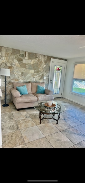 Building Photo - 2337 Hama Dr