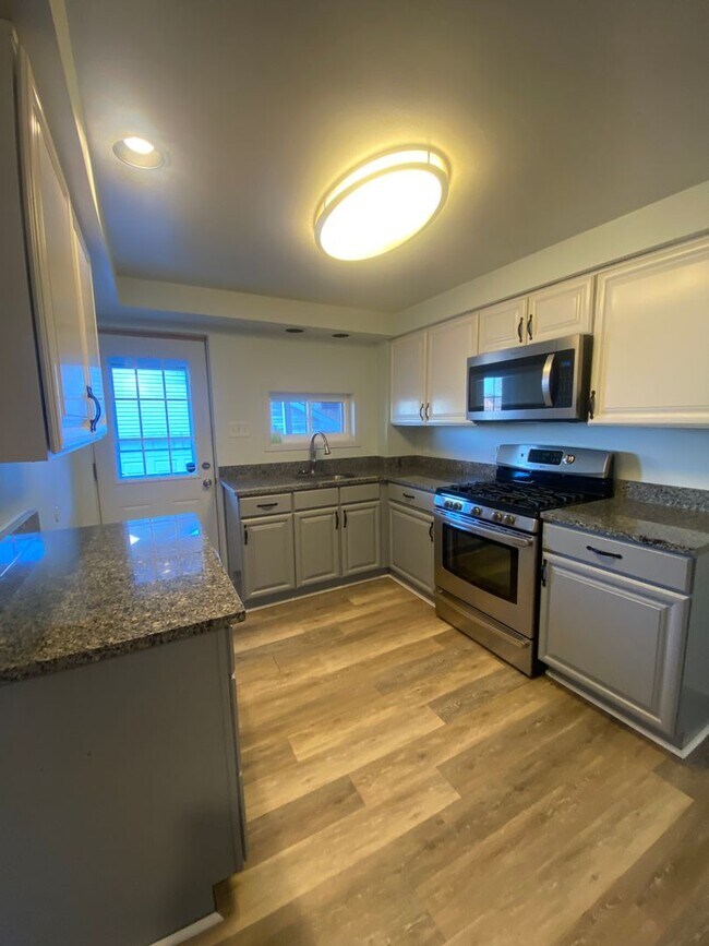 Building Photo - 4 Bedroom/ 2 Bathroom House in Dormont Available 7/1/2026