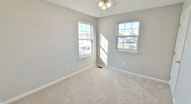 Building Photo - 3 Bed / 2-1/2 Bath Single Family Home w/1-Car garage