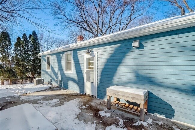 Building Photo - 309 E Lakeview Ave