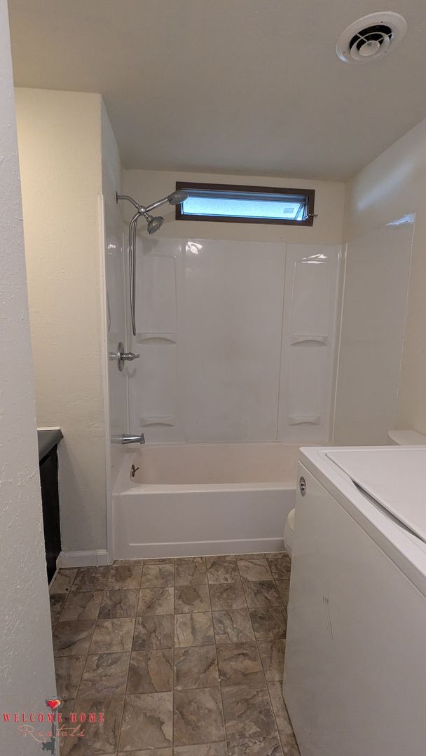 Building Photo - Huge fenced lot - bring your boat, trucks,...