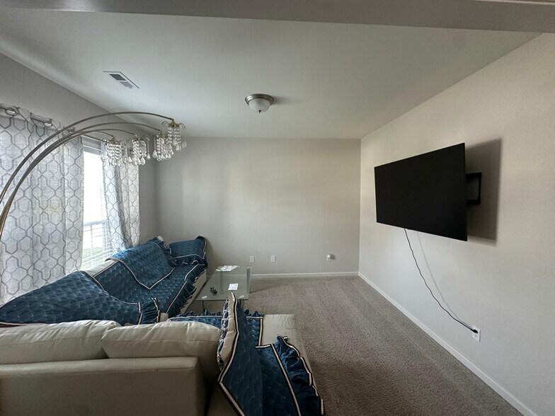 Building Photo - 813 Calista Flt