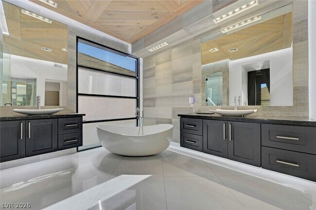 Building Photo - 304 Kingsclear Ct