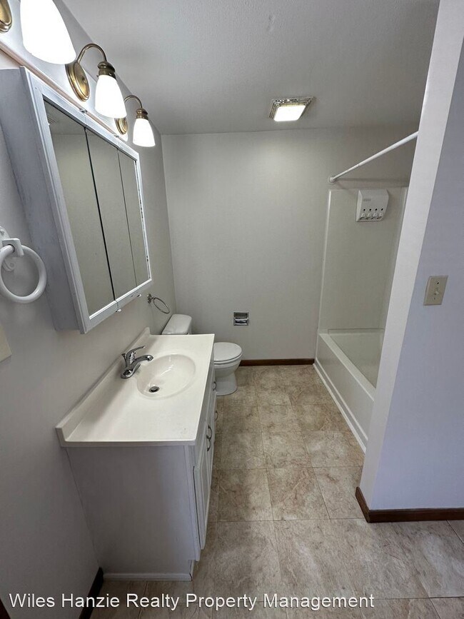 Building Photo - 3 br, 1 bath House - 211 N Milton St