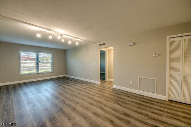 Building Photo - 2526 SE 16th Pl