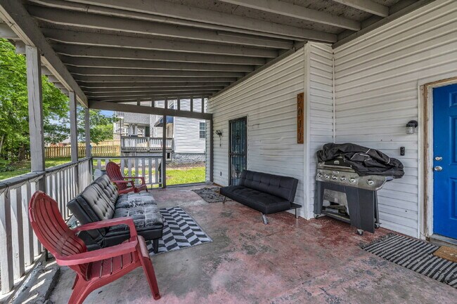 Building Photo - Sleek Highland Park Unit – Great Location,...