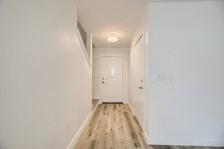 Building Photo - 1721 Poppy Seed Ln