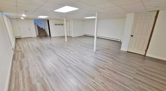 Building Photo - 3 Bed / 1-1/2 Bath Single Family Home w/2-car garage