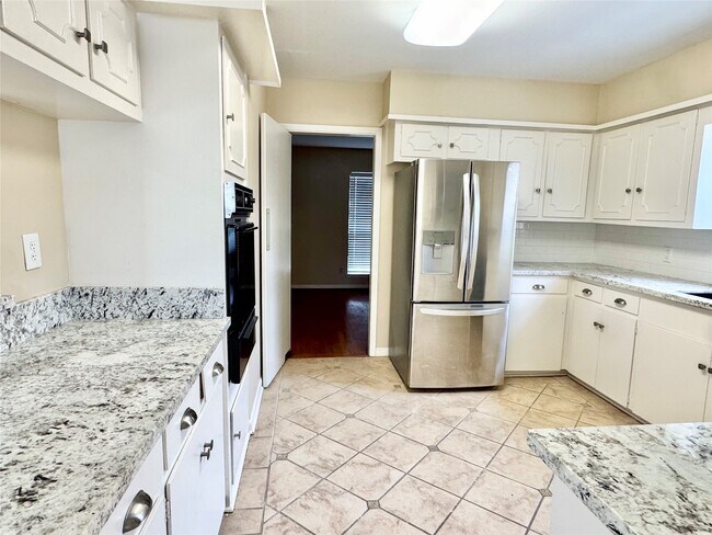 Building Photo - 8218 Edgemoor Dr