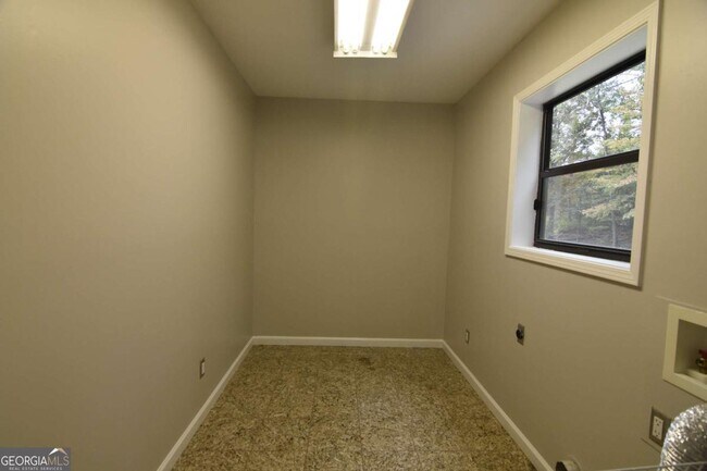 Building Photo - 3765 Cochran Lake Rd