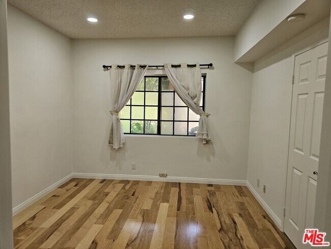 Building Photo - 941 W Carson St